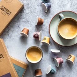 De Koffiejongens - Proefpakket - Nespresso Cups - 100% Biologisch Afbreekbaar - 6x10 Cups - Nespresso Compatible -Koffie Series Winkel 1200x1200 11