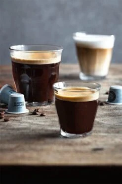 De Koffiejongens - Decaf - Nespresso Cups - 100% Biologisch Afbreekbaar - 60 Cups - 100% Nespresso Compatible 7 De Koffiejongens - Decaf - Nespresso Cups - 100% Biologisch Afbreekbaar - 60 Cups - 100% Nespresso Compatible -Koffie Series Winkel 800x1200 12
