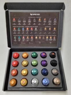 Koffie Proeverij Pakket Met 20 Stuks Verschillende Smaken En Mystery Card 'Enjoy The Sweet Moment' Met Persoonlijke (video) Boodschap | Verjaardag | Sinterklaas | Kerstpakket | Vaderdag | Moederdag | Jubileum | Valentijnsdag -Koffie Series Winkel 899x1200 1